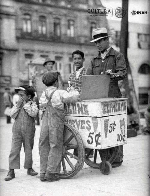 Vendedor ambulante atendiendo un puesto en la calle