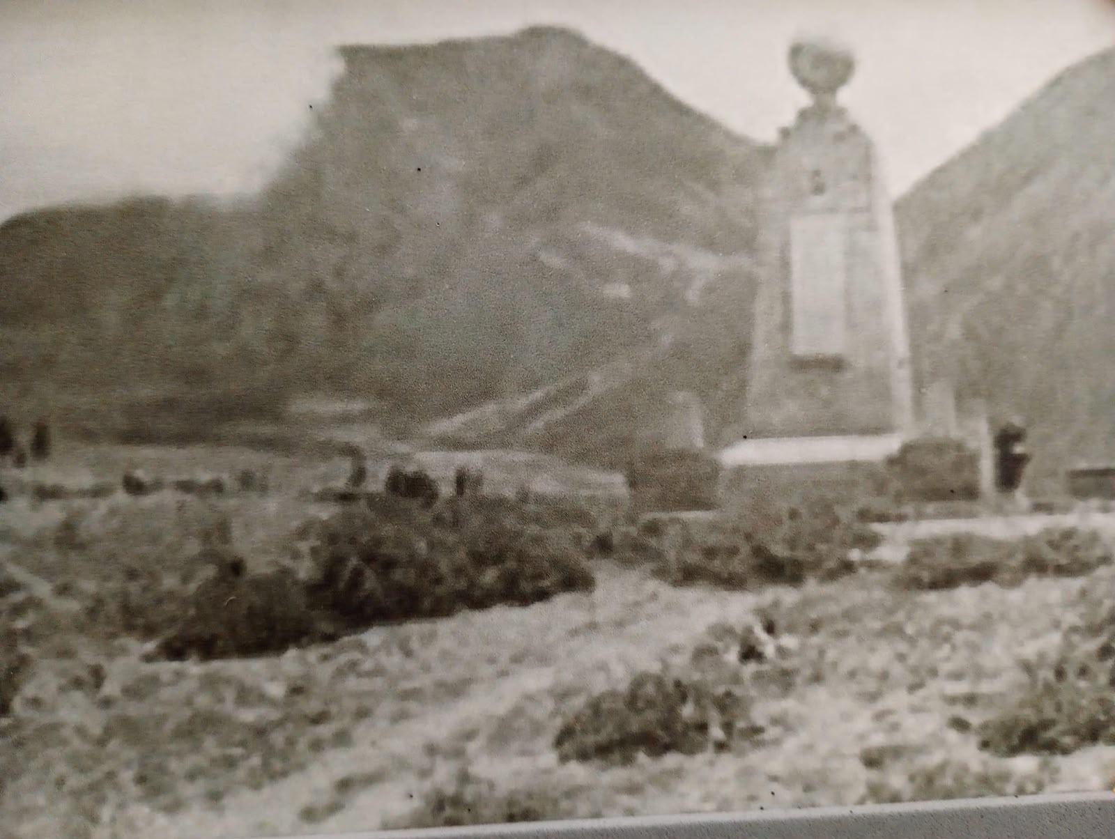 Monumento en un paisaje montañoso