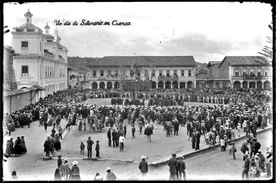 Multitud reunida en una plaza histórica de Cuenca