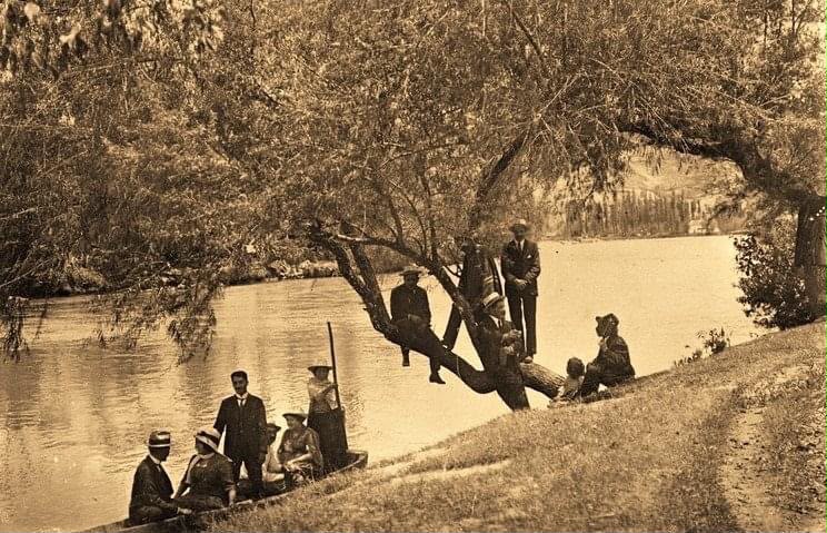 Personas reunidas a la orilla de un río