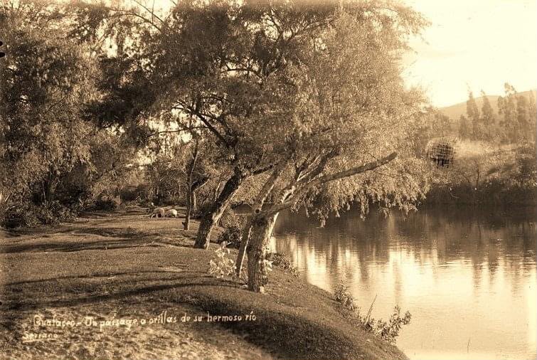Paisaje histórico de un río rodeado de árboles