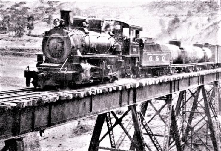 Ferrocarril de vapor cruzando un puente metálico