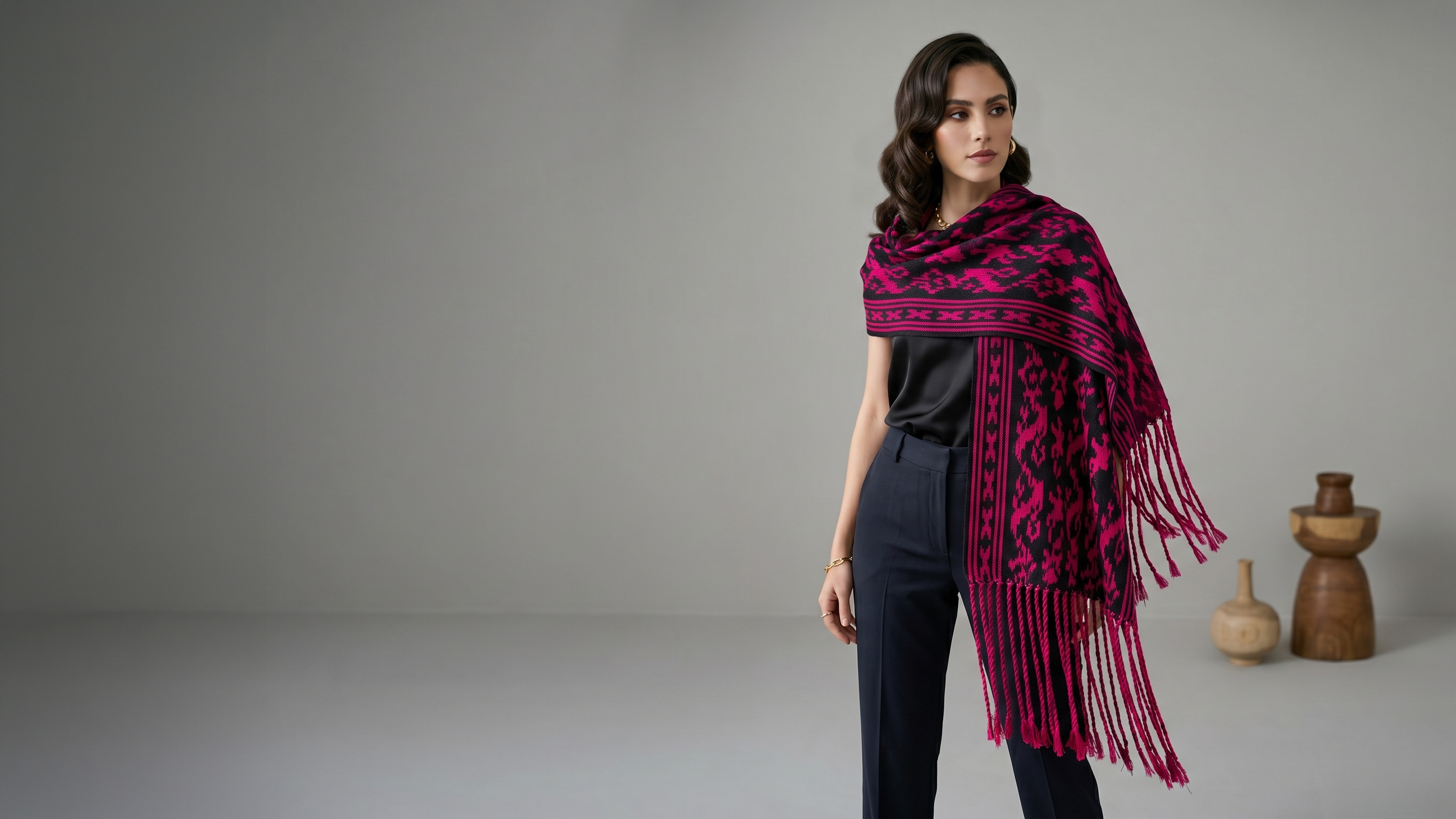 Modelo portando una makana artesanal elaborada con técnica Ikat en Gualaceo, Ecuador